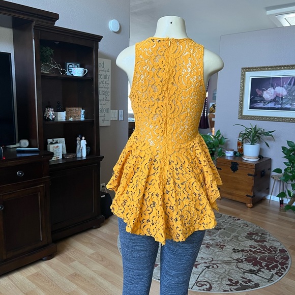 Haute Monde gold sleeveless crochet type blouse-size M - Picture 2 of 10